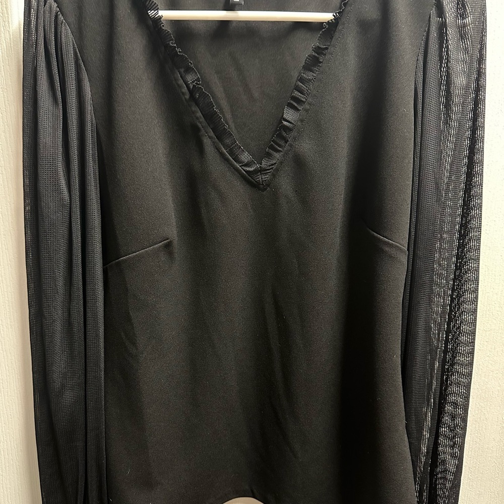 White House Black Market Elegant Black V-Neck Women's Top size L/ NWOT #108